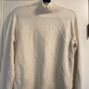 Women's Banana Republic Cream Sweater Size M